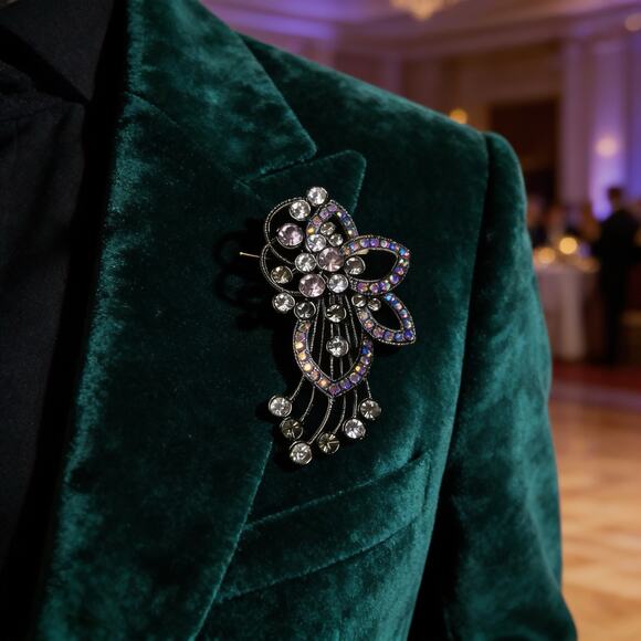 Jewelry - Large Rhinestone Brooch